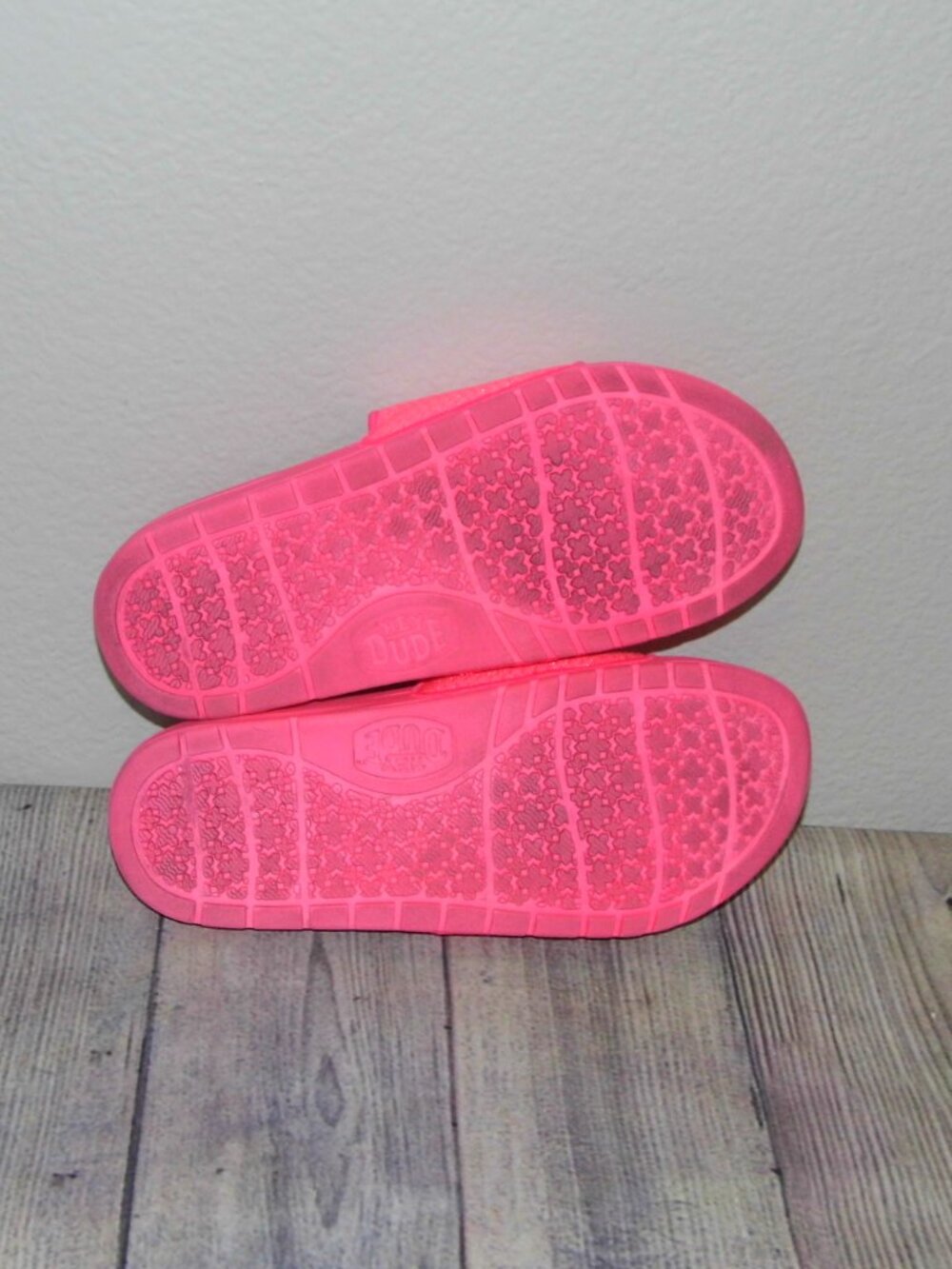 HEY DUDE Chandler Knit Fluorescent Pink Slide Sandals Womens Size 7 - Picture 2 of 7
